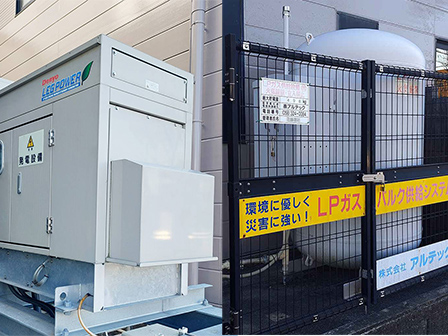 停電時に稼働する自家用発電機と500キロLPガス
